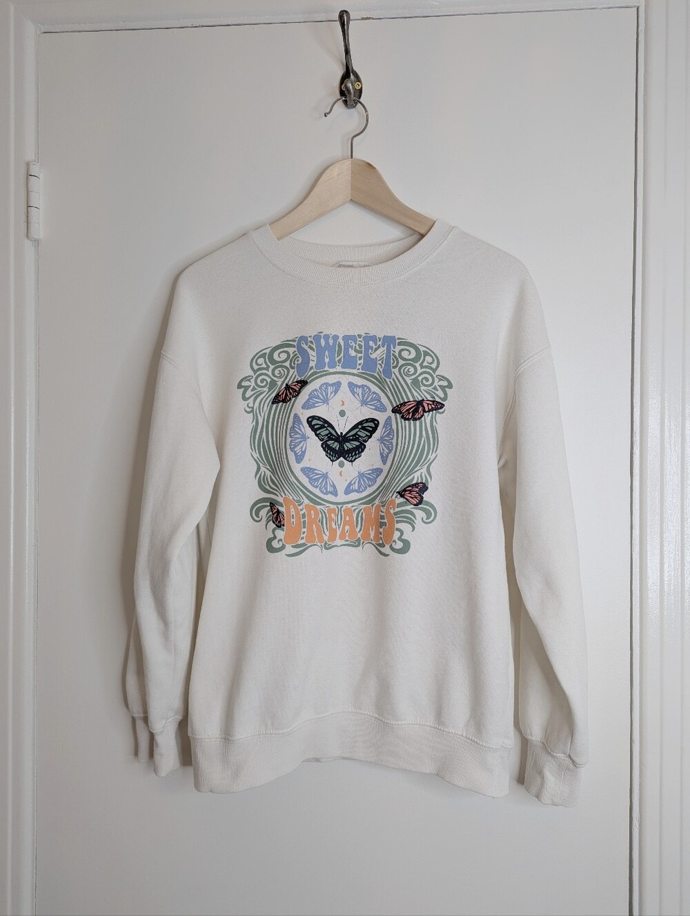 Bluenotes | White graphic crew neck sweater butterfly sweet dreams